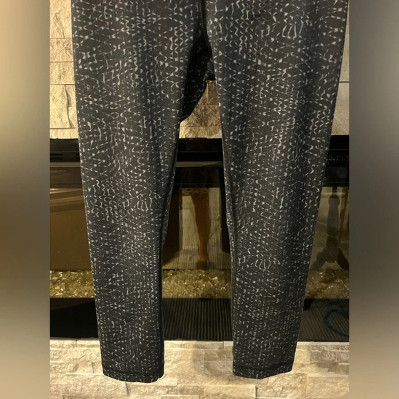 Lululemon capri leggings size 2 - Picture 3 of 7